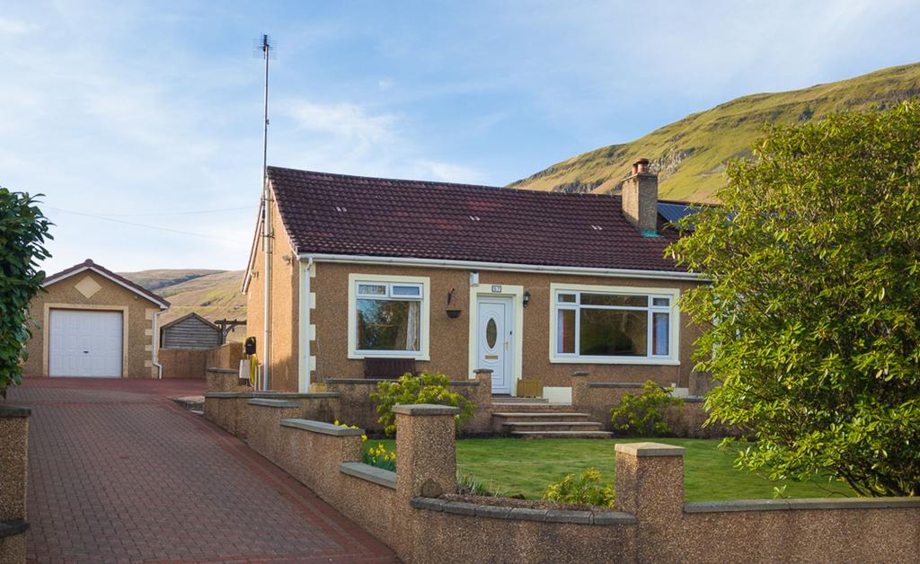 Crow Road, Lennoxtown, G66 3 bed semidetached bungalow £250,000