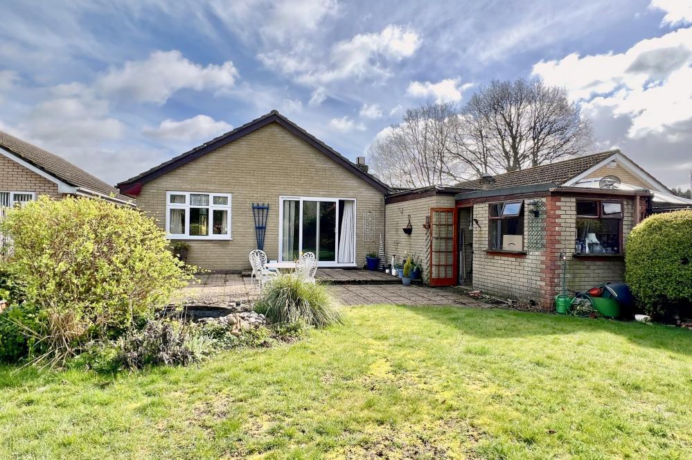 Albany Drive, Three Legged Cross, BH21 6YX 3 bed bungalow for sale £