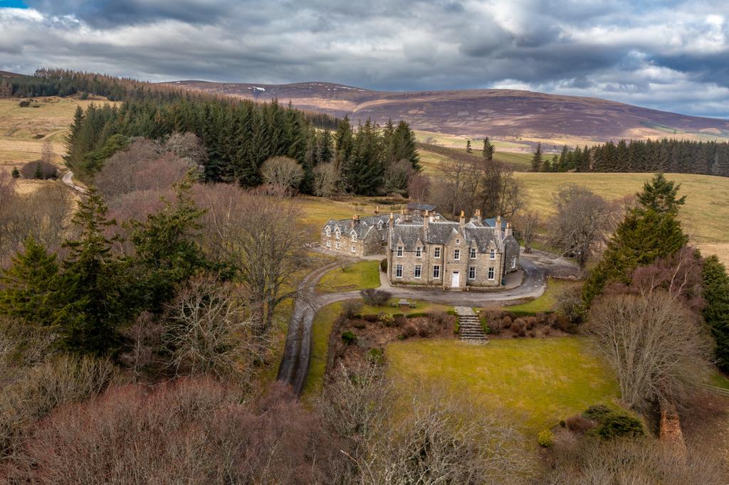 Glenlivet House, Glenlivet, Ballindalloch, Banffshire, AB37 13 bed