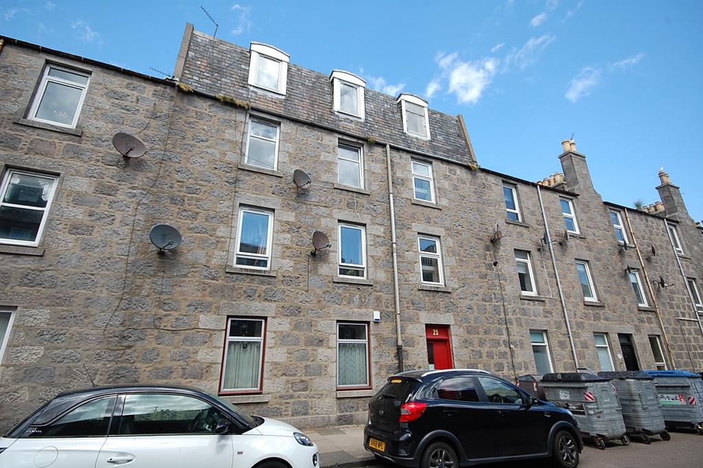 Urquhart Road, Aberdeen, AB24 3 bed flat to rent £1,115 pcm (£257 pw)