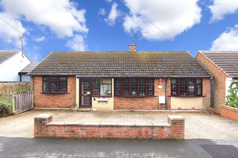 WOMBOURNE, Mount Pleasant Avenue 2 bed detached bungalow for sale £