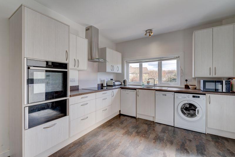 5 Whyte Avenue, Irvine, KA12 0EF 5 bed detached villa £270,000