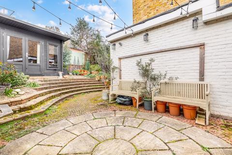 10 Thakeham Close, London, SE26 6HN