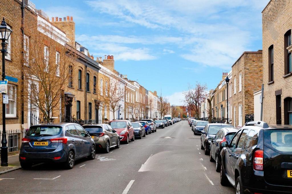 Ellesmere Road, London 2 bed flat for sale £575,000