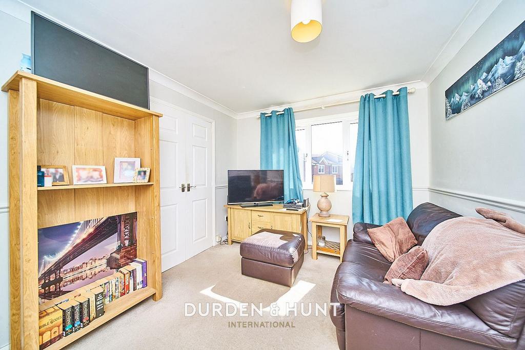 Latimer Drive, Hornchurch, RM12 1 bed apartment for sale £185,000