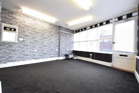 Property to rent, Dean Road, Scarborough