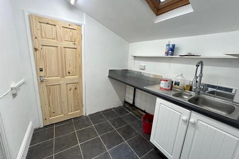 Property to rent, Dean Road, Scarborough