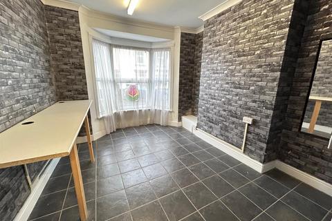 Property to rent, Dean Road, Scarborough