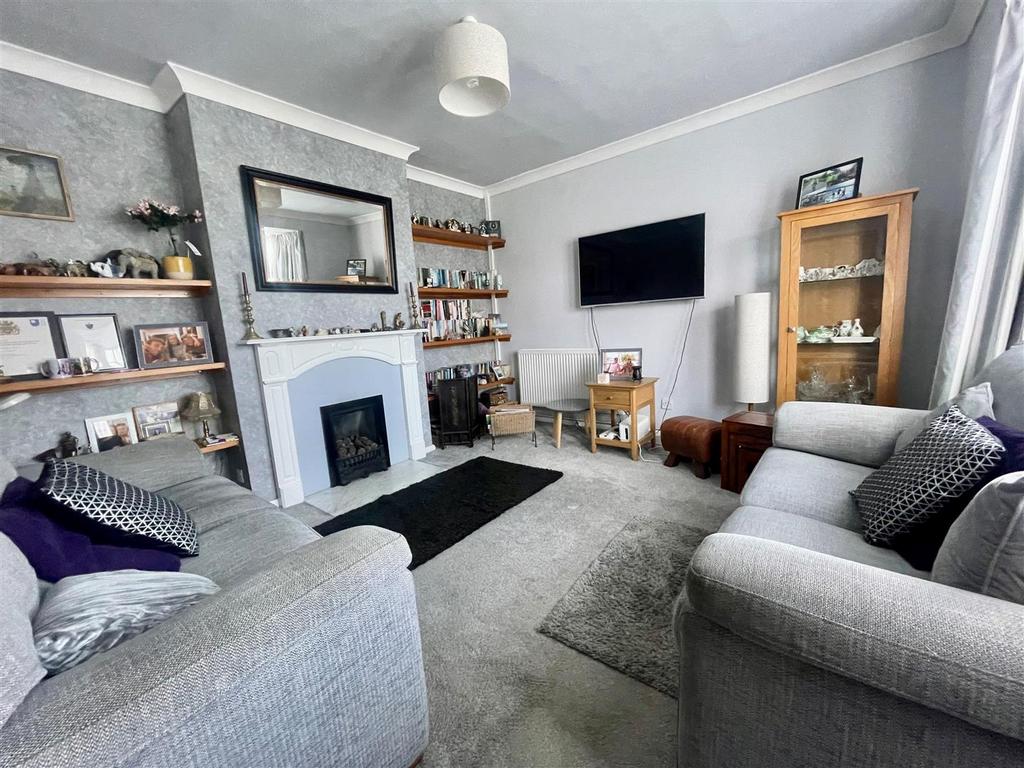The Oval, Pocklington, York 3 bed semidetached house £250,000