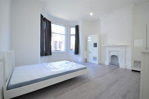 3 bedroom flat to rent, Ormiston Grove