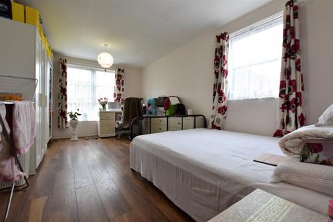 10 Marlowe Gardens, Eltham, London, SE9 1AB