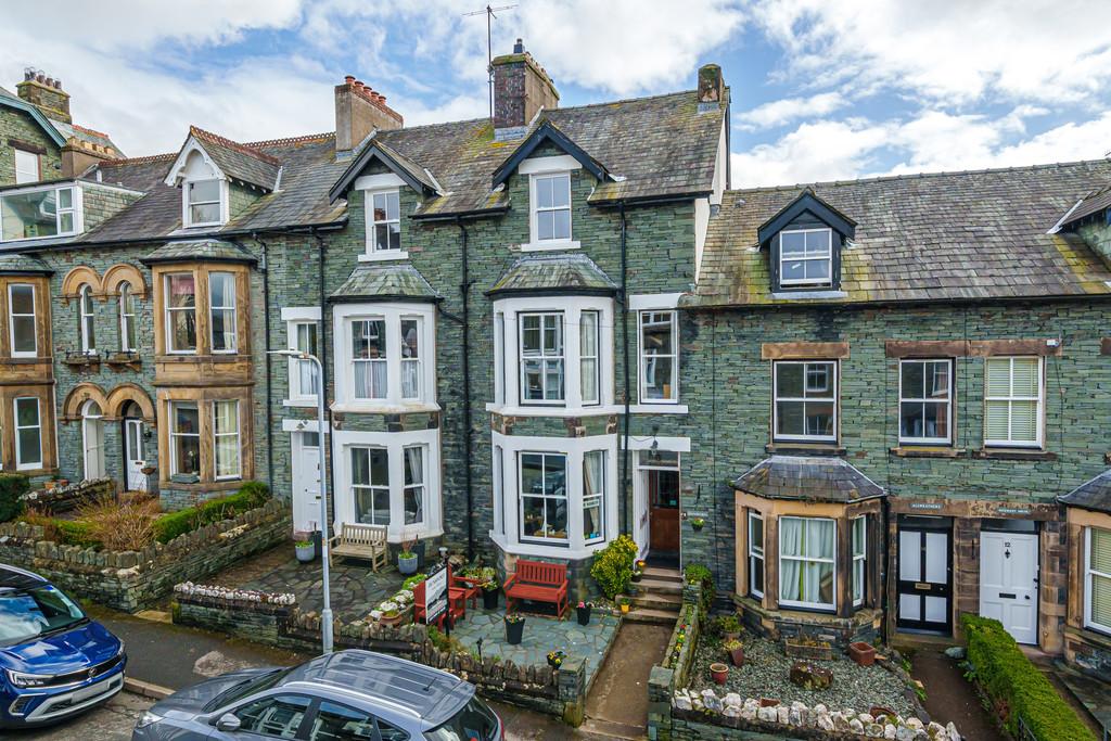 Dunsford Guest House, 16 Stanger Street, Keswick, Cumbria, CA12 5JU 6 bed terraced house for