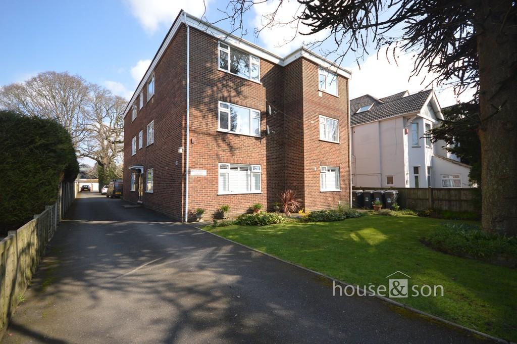 Richmond Park Road, Bournemouth 2 bed apartment for sale £160,000
