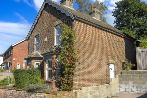 56 Farningham Road, Caterham, CR3 6LJ