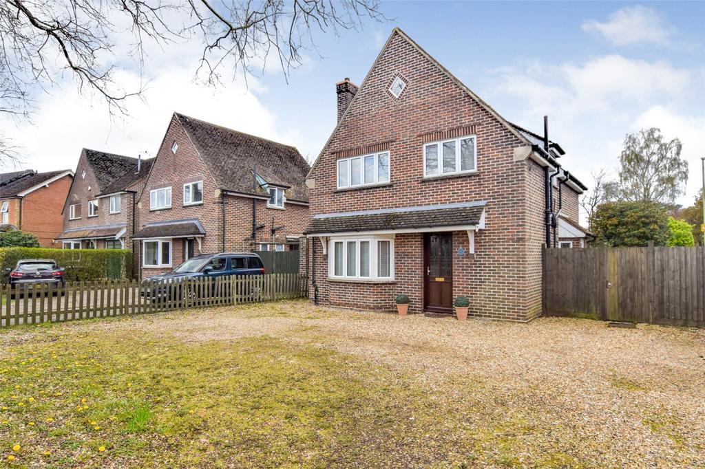 Farnborough, Hampshire GU14 3 bed detached house for sale £575,000