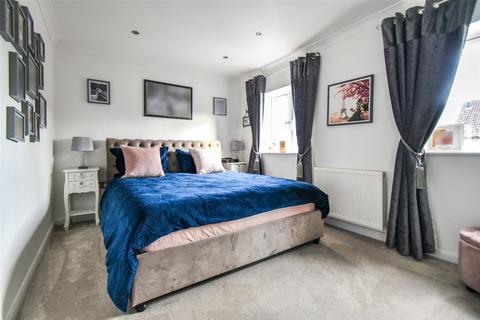 4 bedroom link detached house for sale - Hook RG27