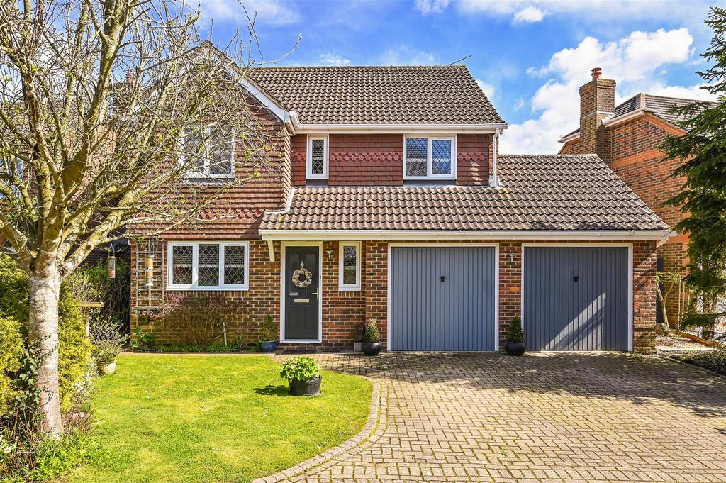 Hunters Gate, Tangmere 4 bed detached house for sale £550,000