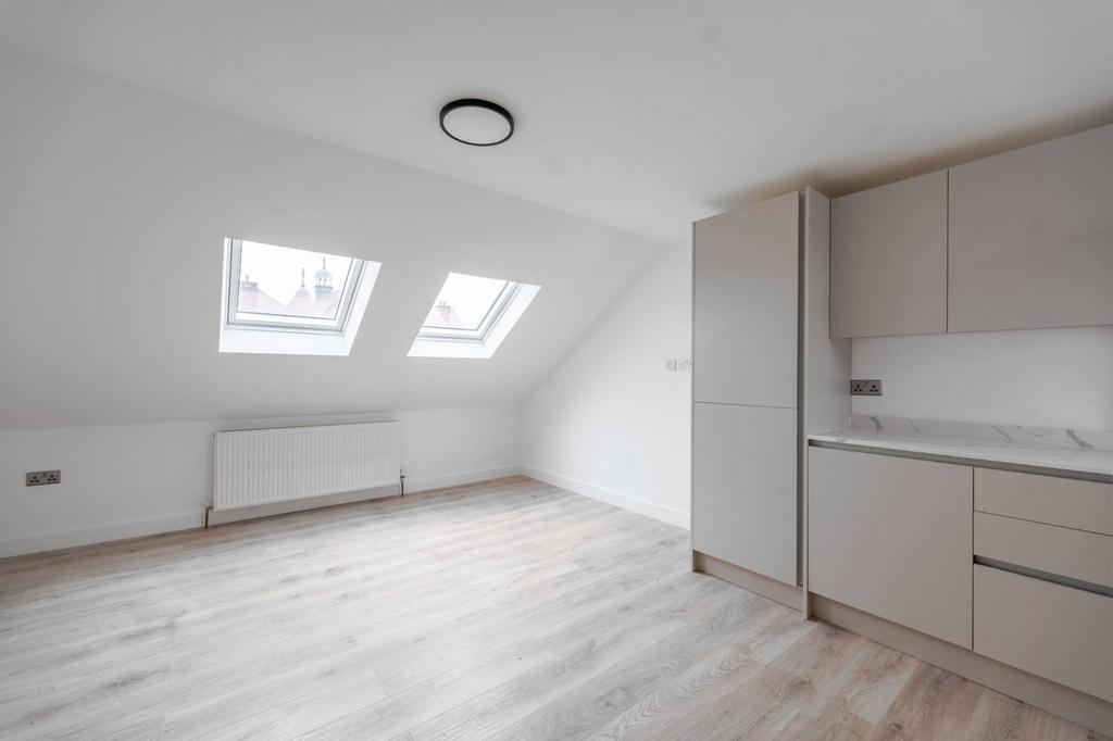 Leopold road, Willesden, London, NW10 2 bed flat £2,000 pcm (£462 pw)
