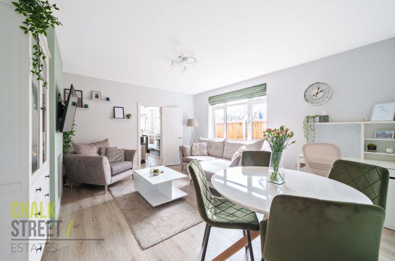 Upminster Road North, Rainham, RM13 2 bed semidetached bungalow for