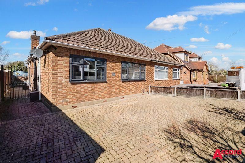 Park Avenue, Upminster 2 bed semidetached bungalow £500,000