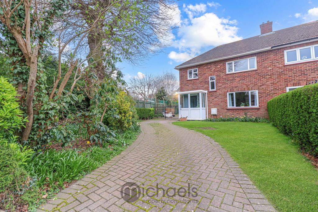 Saxon Close, Colchester, CO3 3 bed semidetached house £375,000