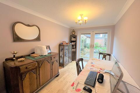 2 Black Lawn, Gillingham, SP8 4SD