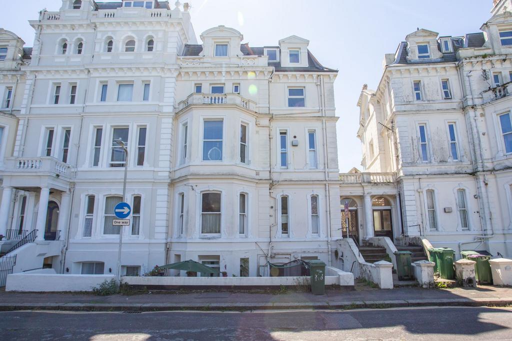 Augusta Gardens, Folkestone, CT20 2 bed flat for sale £325,000