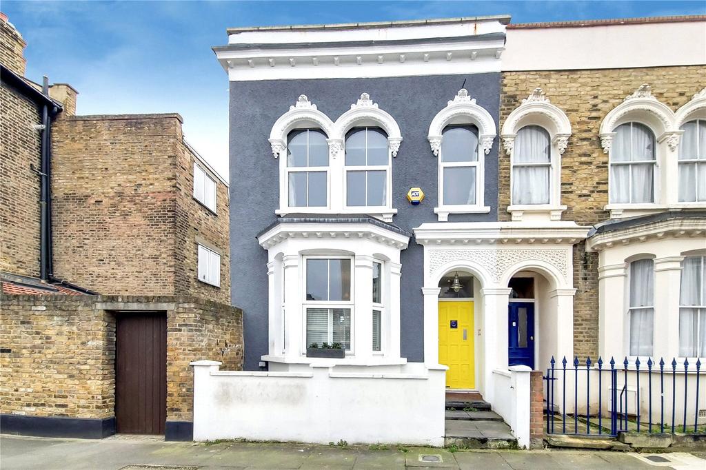 Strahan Road, Bow, London, E3 3 bed end of terrace house £3,000 pcm