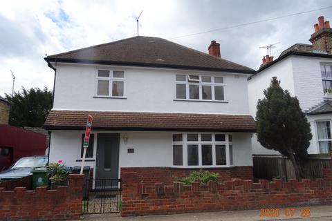 5 bedroom detached house to rent, Avenue Road, Kingston upon Thames, KT1 2RB