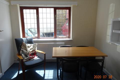 5 bedroom detached house to rent, Avenue Road, Kingston upon Thames, KT1 2RB