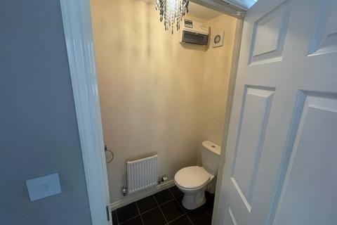 3 bedroom detached house to rent, Honey Pot Fold, Baildon, Shipley, West Yorkshire, UK, BD17