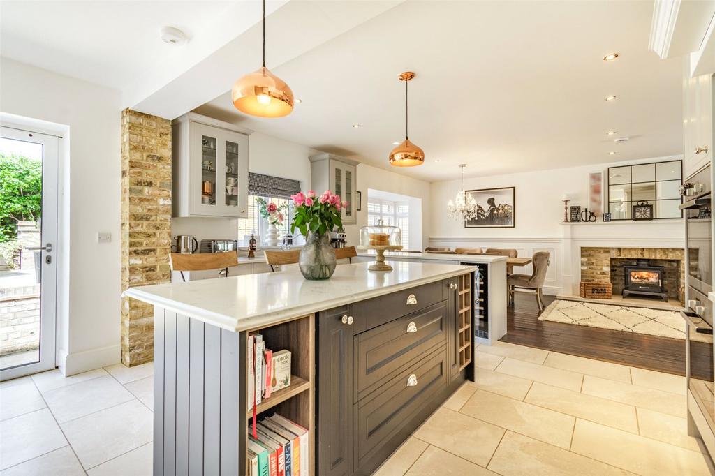 Longfield Avenue, New Barn, Kent, DA3 5 bed detached house £915,000