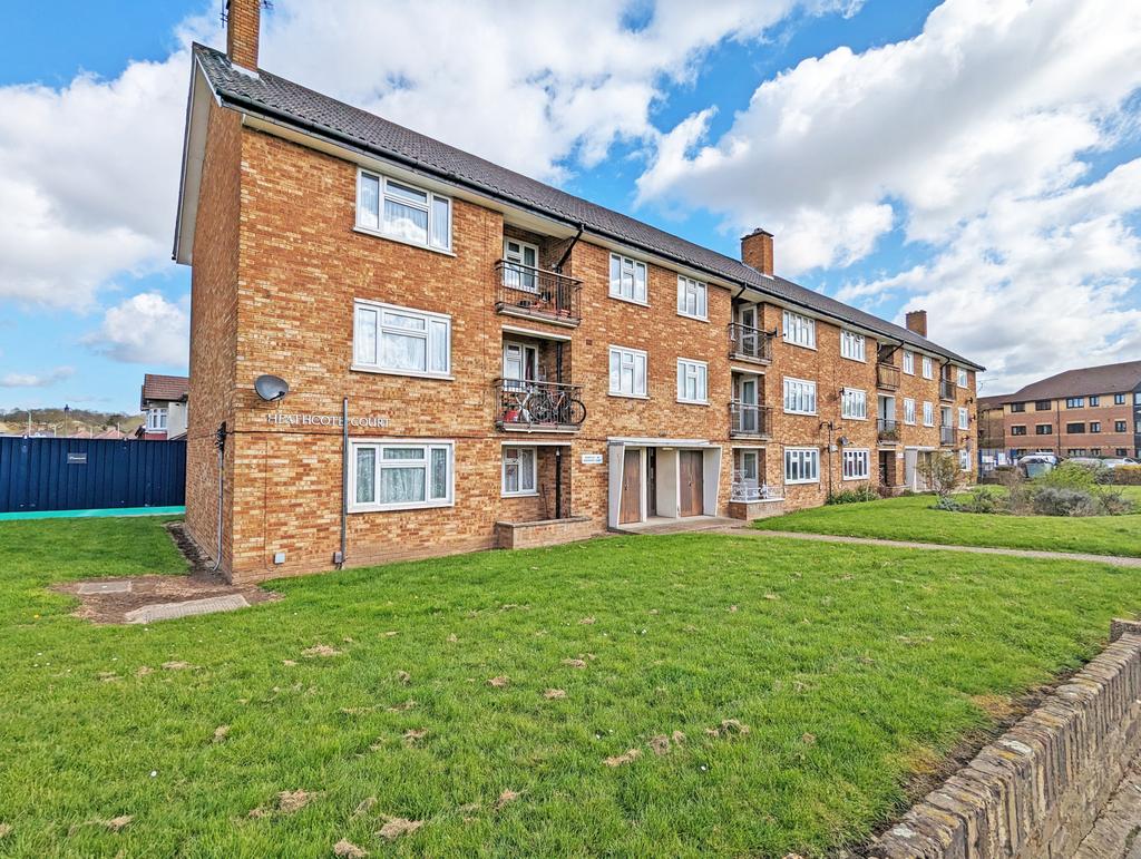 Heathcote Court, Heathcote Avenue, Ilford, Essex, IG5 3 bed flat to