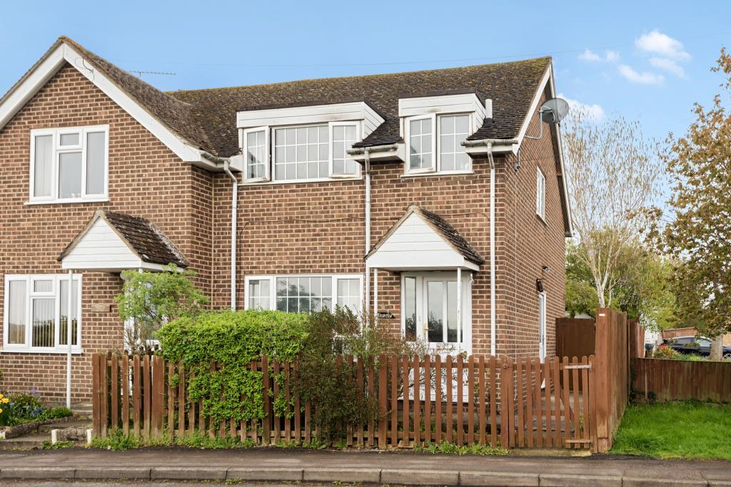 Blackthorn, Oxfordshire, OX25 3 bed semidetached house for sale £300,000