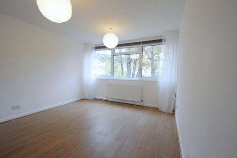 2 bedroom flat to rent, Chesterfield Court, Granville Park, Lewisham, SE13