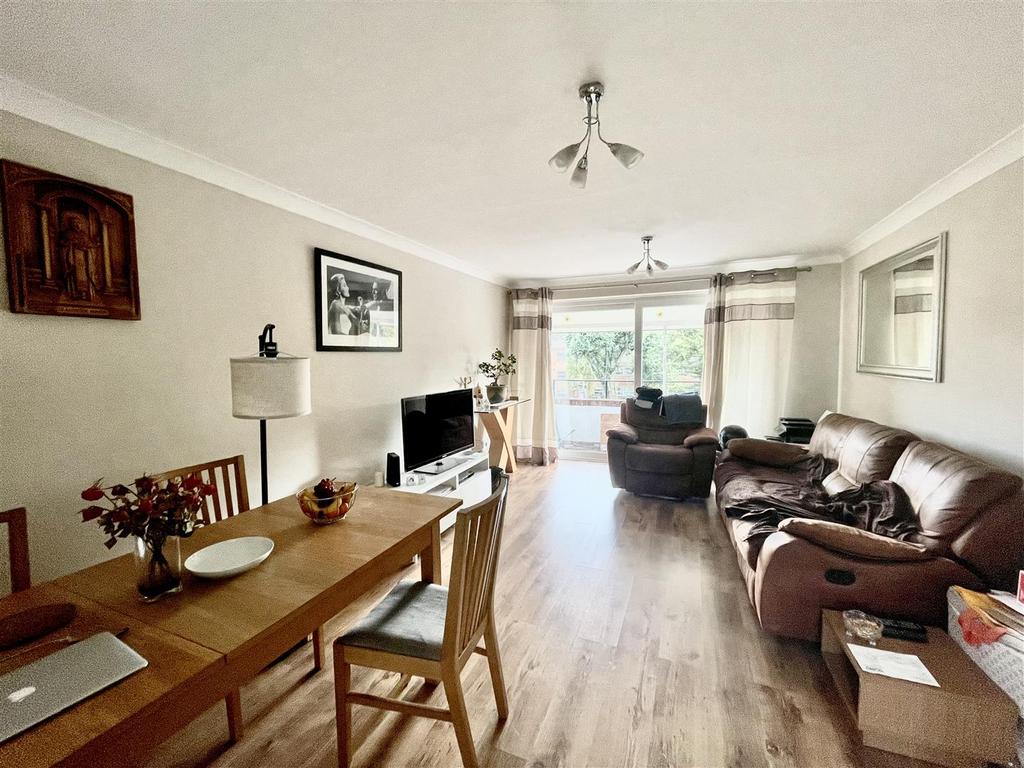 Sherland Court, The Dell, Radlett... 2 bed apartment £1,350 pcm (£312 pw)