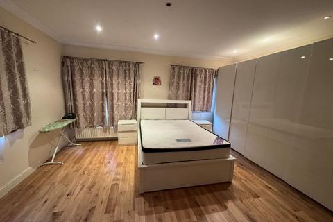 undefined, Hainault Road, Chigwell, IG7