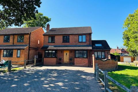 4 bedroom detached house for sale, Chaucer Way, Row Town