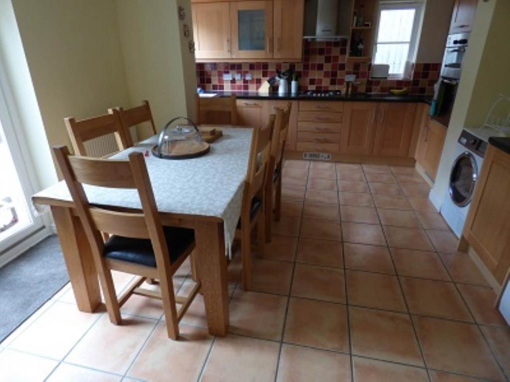 Lacock Gardens, Hilperton, Nr Trowbridge 4 bed house £1,750 pcm (£404 pw)