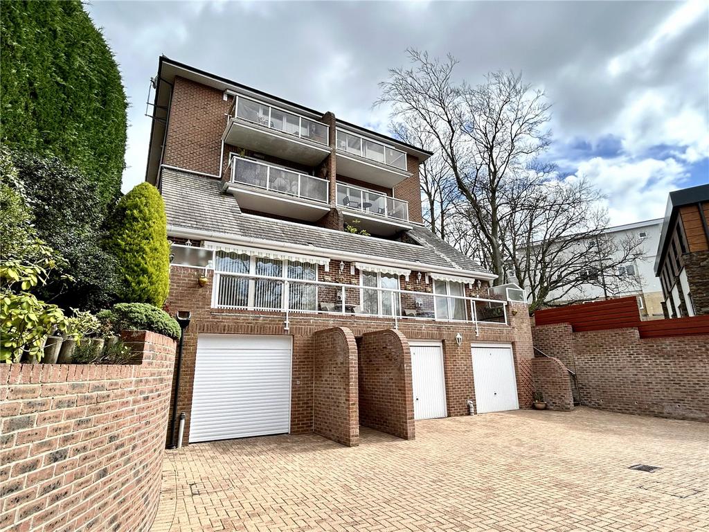 Alton Court, 5A Alton Road, Poole, BH14 2 bed apartment £1,400 pcm (£323 pw)