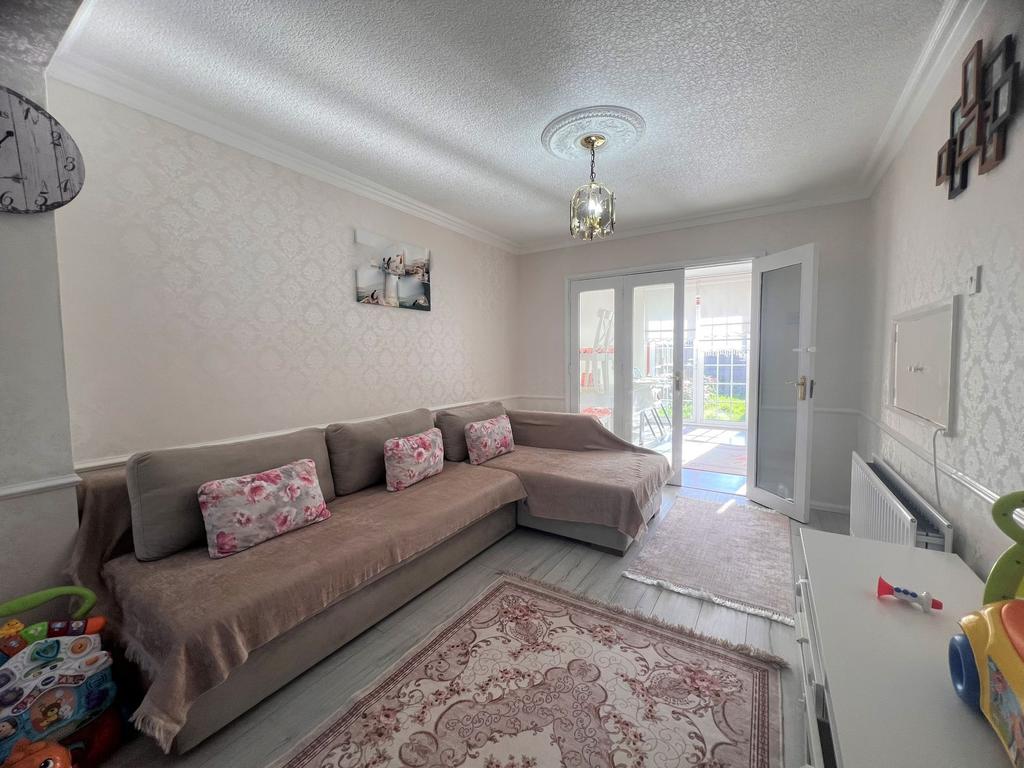 Warwick Drive, Cheshunt, Waltham... 3 bed semidetached house £2,100
