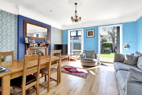 25 Seward Road, London, W7 2JS