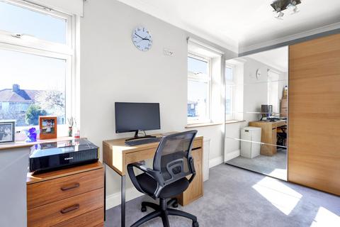 25 Seward Road, London, W7 2JS