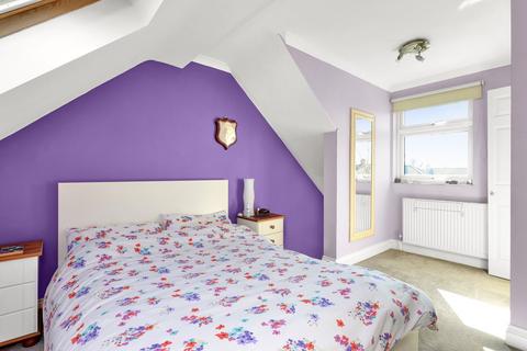 25 Seward Road, London, W7 2JS
