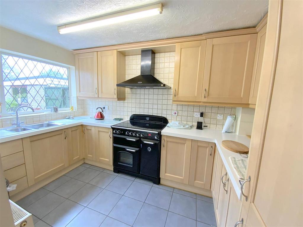 Picksley Crescent, HoltonLeClay, 3 bed detached house for sale £200,000