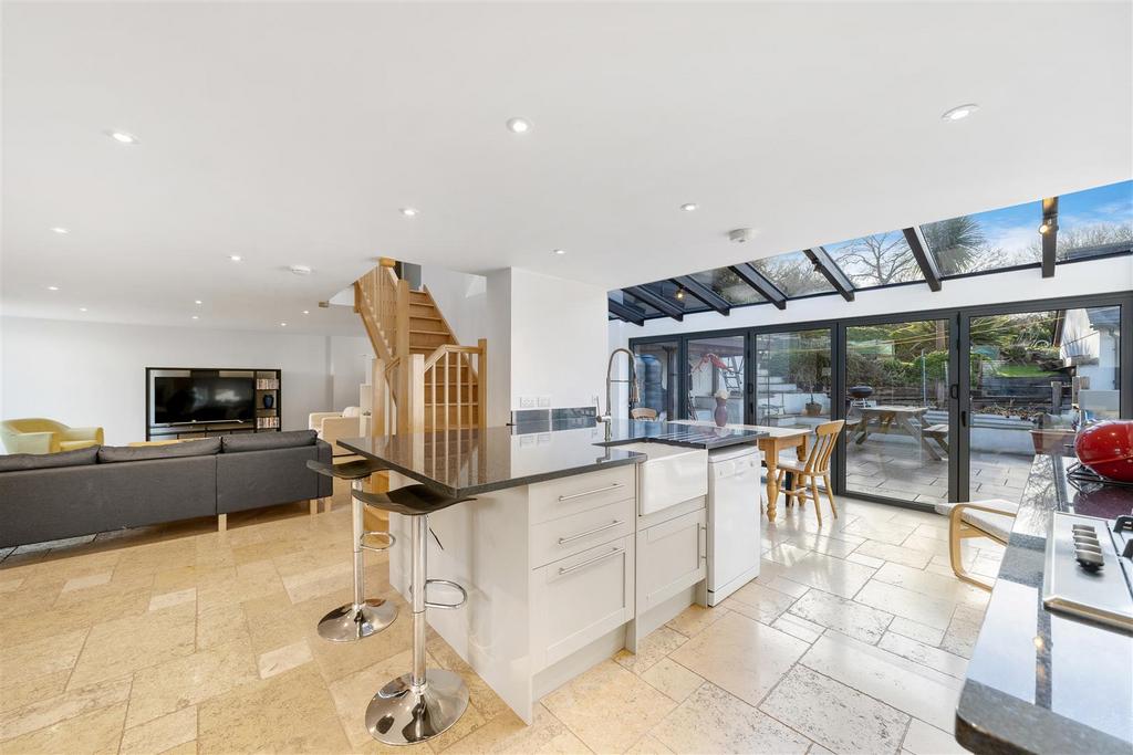 Kitchen dining.jpg