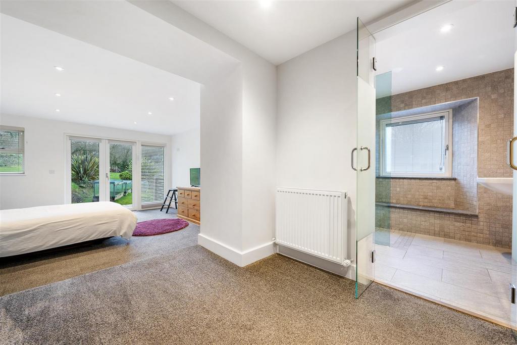 En-suite double bedroom.jpg