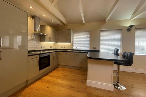 2 bedroom flat to rent, Manor Road, Gravesend