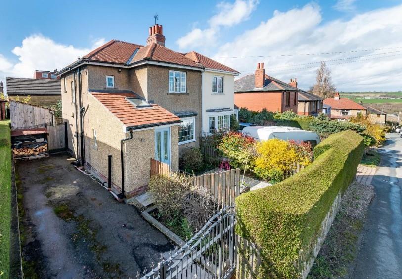 Newlands Avenue, Clayton West, Huddersfield, HD8 9NQ 2 bed semi