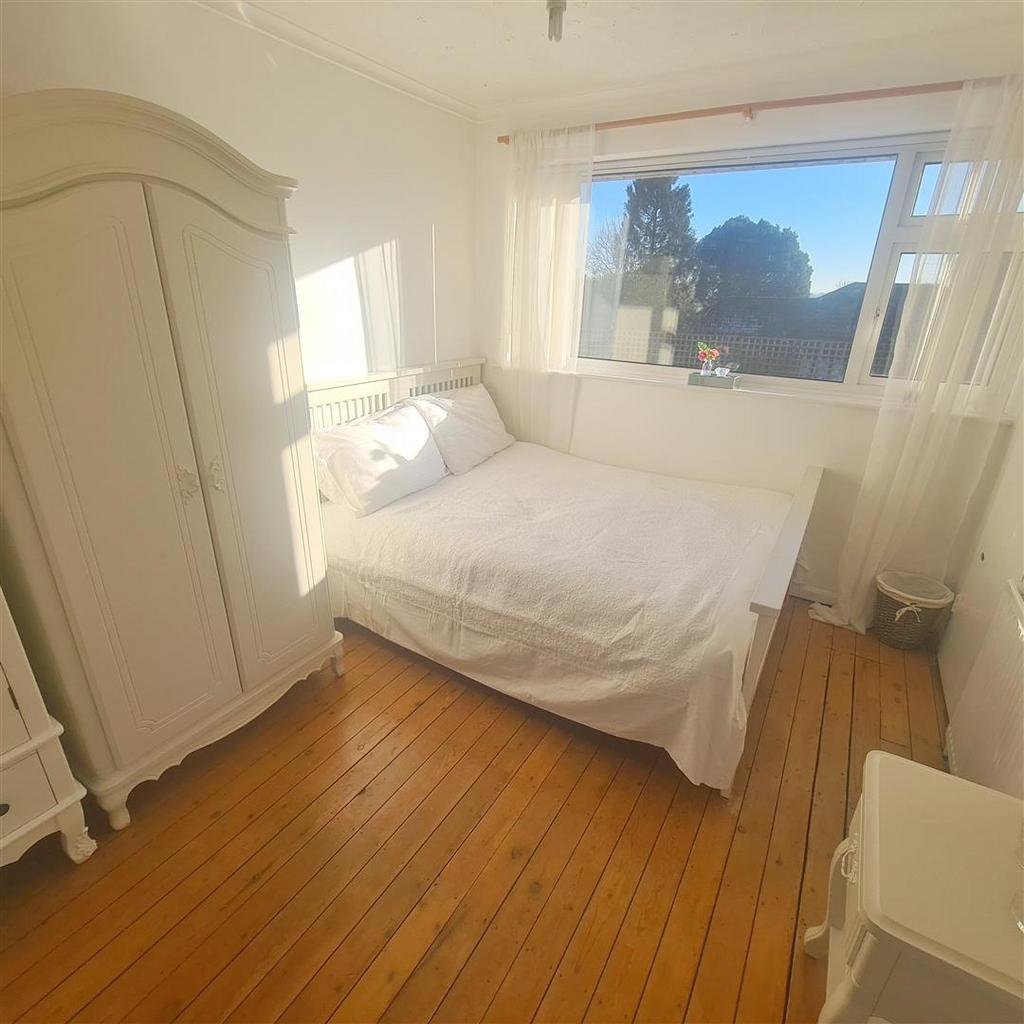 Bed 2.jpg